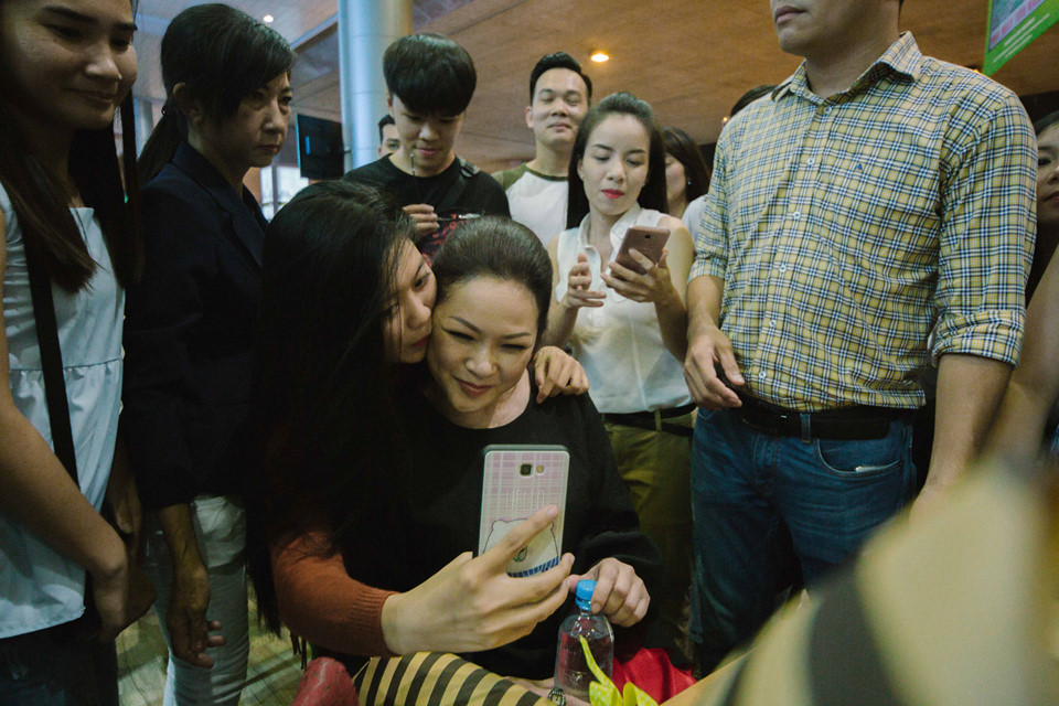 Như Quỳnh về nước giữa đêm, được fan chào đón nồng nhiệt